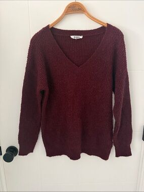 BB Dakota V-Neck Sweater in Deep Burgundy size small